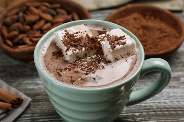 Tazza con gustosa bevanda al cacao — Foto Stock