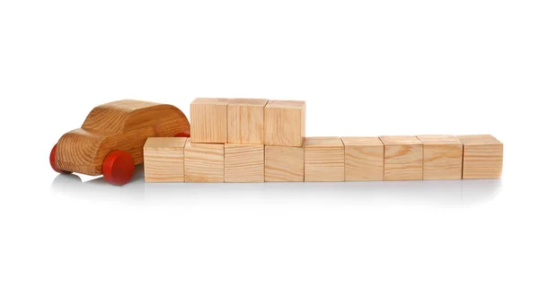 Kubussen met houten speelgoedauto — Stockfoto