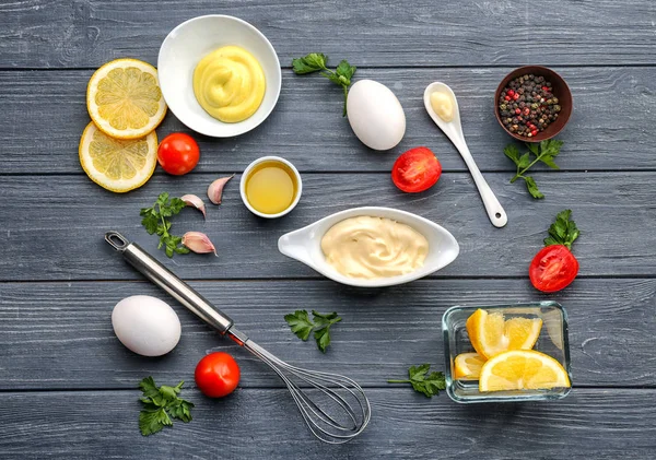 Mayonnaise in bowl with ingredients — Stock Photo, Image