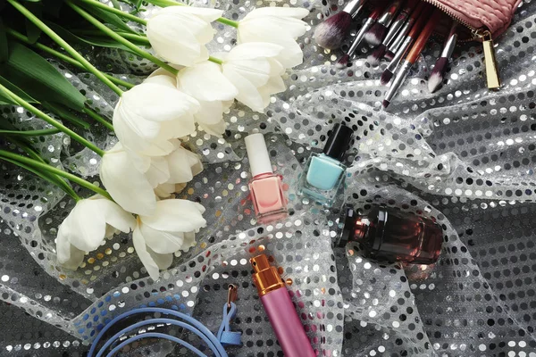 Mooie compositie van cosmetica met tulpen — Stockfoto
