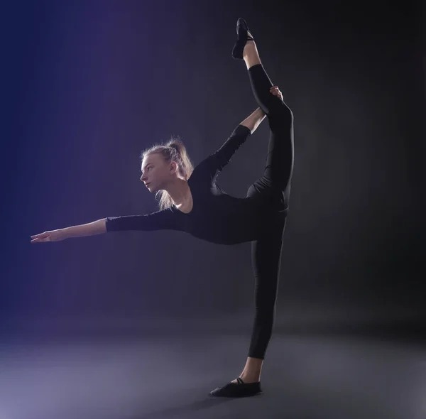 Jeune fille faisant de la gymnastique — Photo