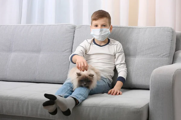 동물 알레르기 개념입니다. 집에서 소파에 고양이 함께 귀여운 소년 — 스톡 사진