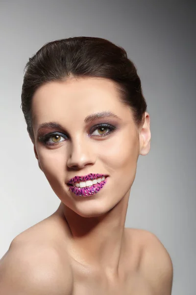 Jonge vrouw met creatieve make-up — Stockfoto