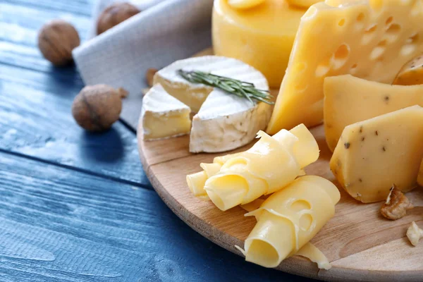 Beautiful composition with variety of cheese — Stock Photo, Image