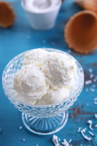 新鲜的椰子冰淇淋 — 图库照片