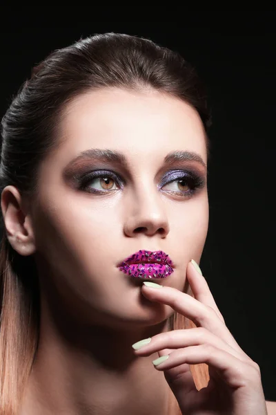 Jonge vrouw met creatieve make-up — Stockfoto