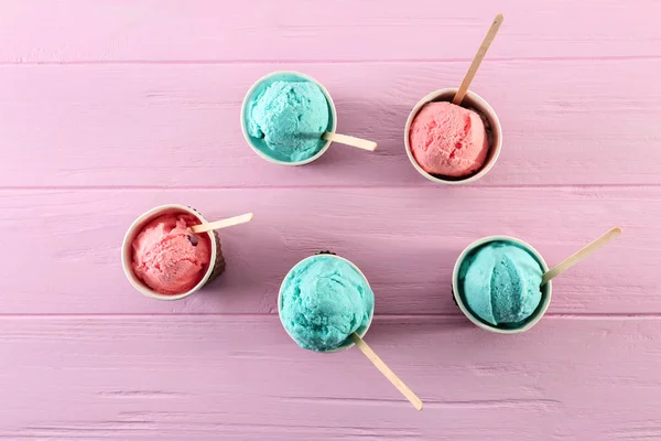 Tazze con gelato a colori — Foto Stock