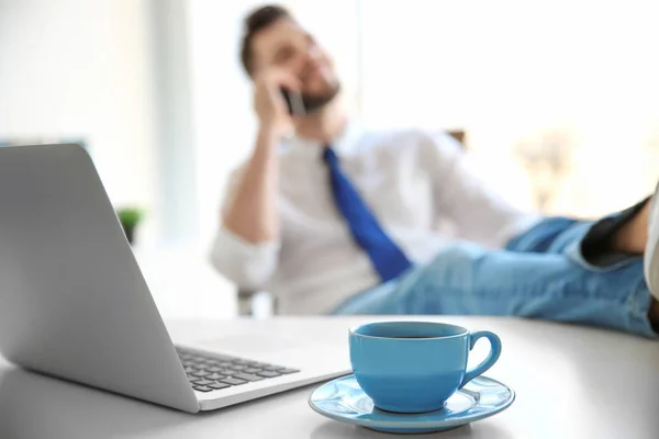 Taza de café y relajado hombre de negocios —  Fotos de Stock