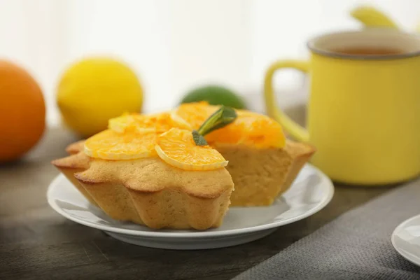 Plattan med läcker citrus tårta — Stockfoto