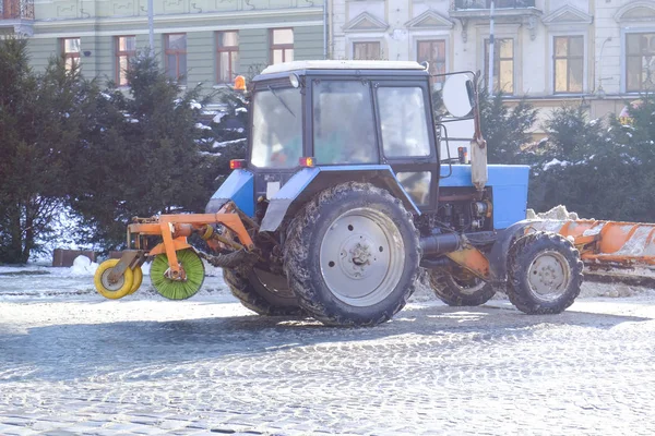 Arado de nieve en el trabajo en la calle de la ciudad — Foto de Stock