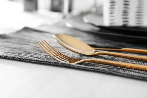 Bestek op tafel in restaurant, close-up instellen — Stockfoto