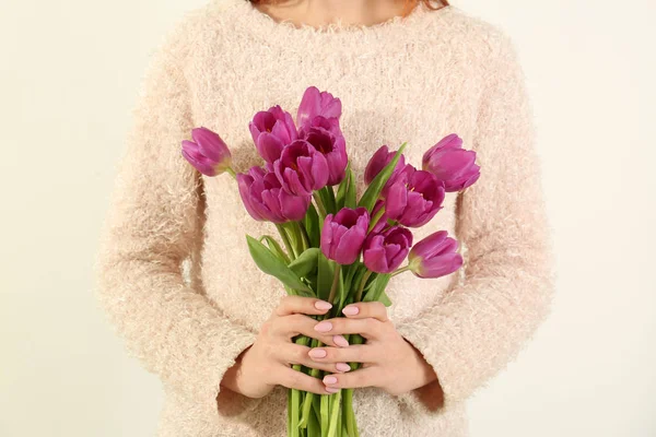 Jeune femme avec bouquet de tulipes — Photo