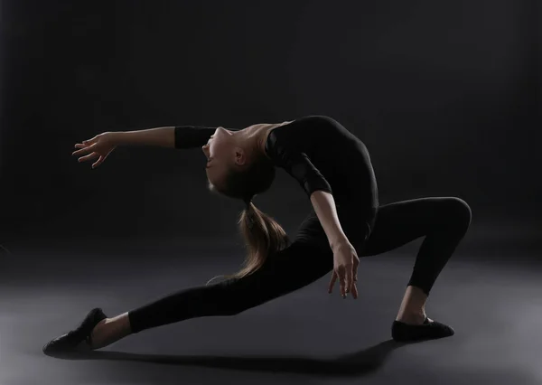 Chica joven haciendo gimnasia —  Fotos de Stock