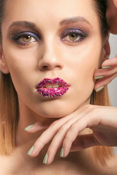 Ung kvinna med kreativa makeup — Stockfoto