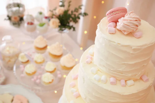 아름 다운 축제 케이크 — 스톡 사진