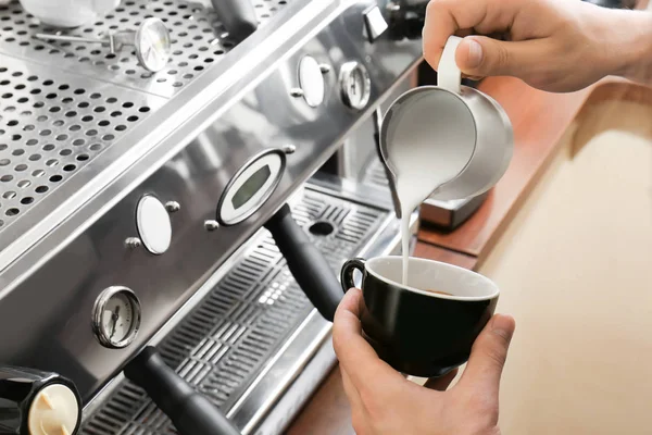 Hombre dibujando en café — Foto de Stock