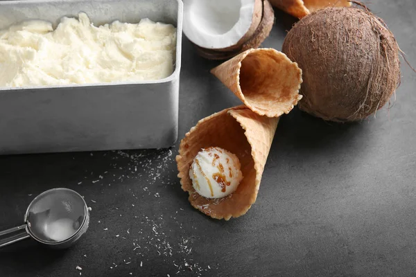 Композиция со свежим кокосовым мороженым на столе — стоковое фото