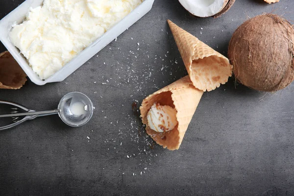 Composición con helado de coco fresco en la mesa — Foto de Stock