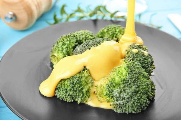Plaat met broccoli en kaas saus — Stockfoto