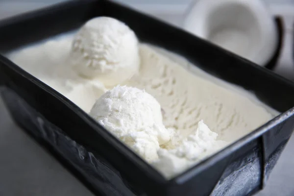 Recipiente negro con helado de coco —  Fotos de Stock