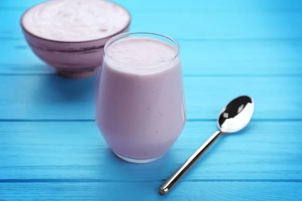 Szkła świeże z jogurtem — Zdjęcie stockowe
