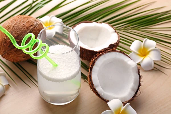 Состав с кокосовой водой — стоковое фото
