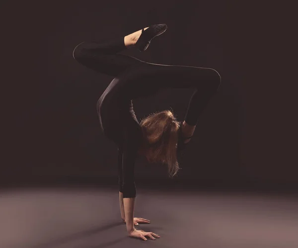 Jong meisje doet gymnastiek — Stockfoto