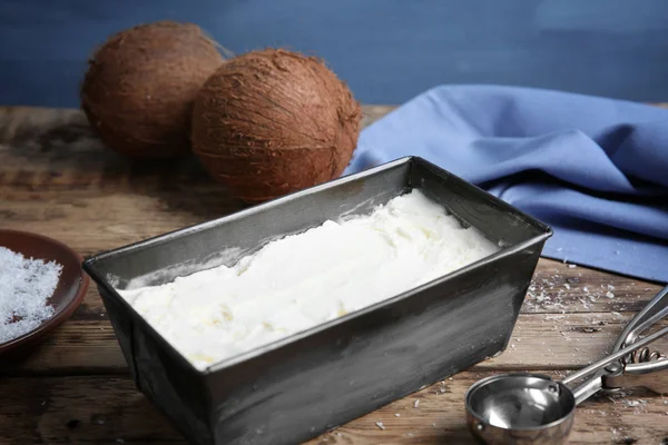 Černý kontejner s kokosová zmrzlina — Stock fotografie