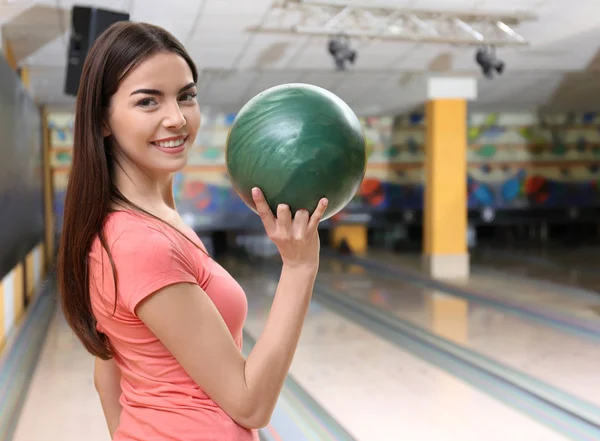 Bowling Club genç kadın — Stok fotoğraf