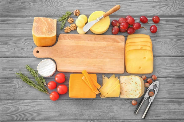 Variedad de quesos y frutos secos — Foto de Stock