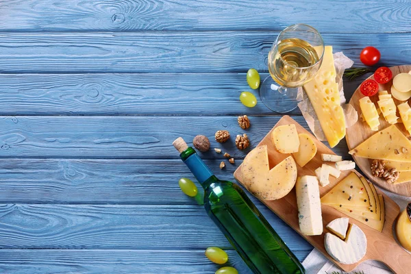 Beautiful composition with variety of cheese — Stock Photo, Image