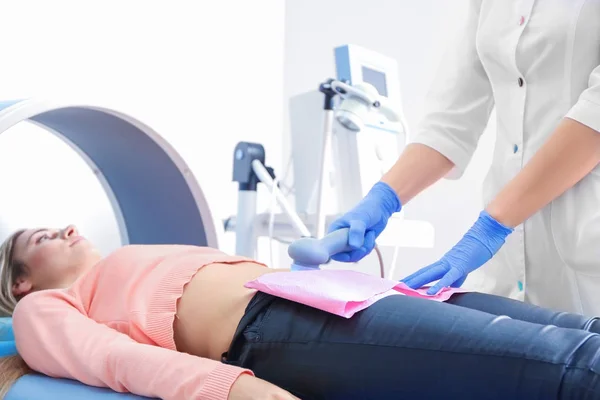 Młoda kobieta poddana badaniu ultrasonograficznemu w nowoczesnej klinice — Zdjęcie stockowe