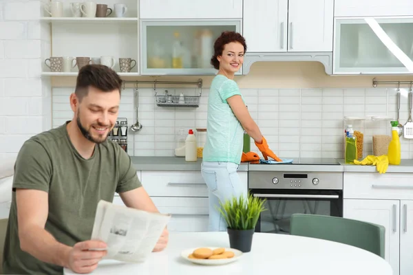 Man die krant leest — Stockfoto