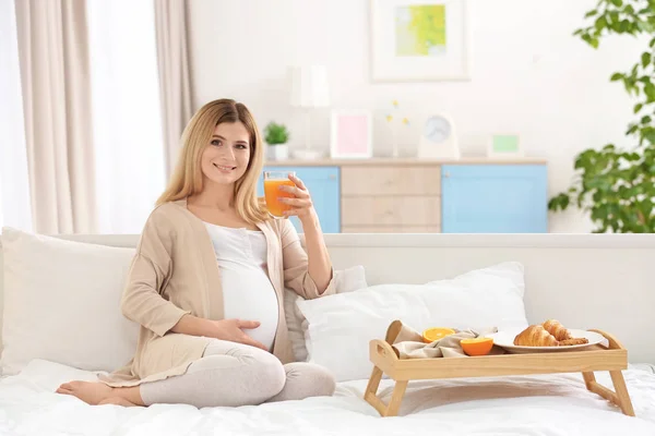 Junge schwangere Frau beim Frühstück — Stockfoto
