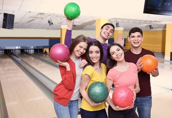 Amigos no clube de bowling — Fotografia de Stock