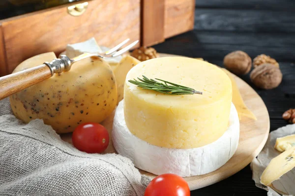 Composizione con varietà di formaggio — Foto Stock