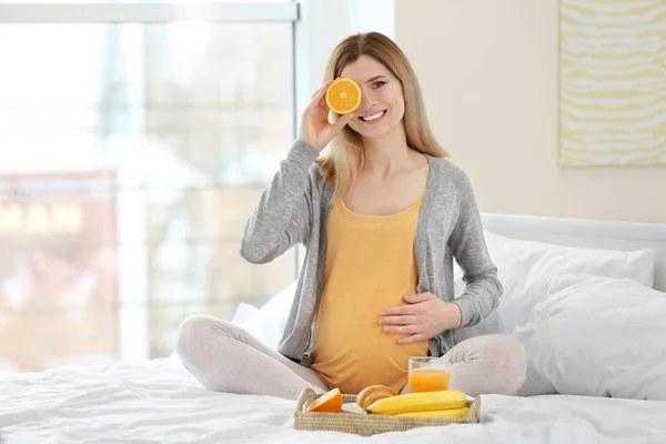 Wanita hamil muda memiliki breakfas — Stok Foto