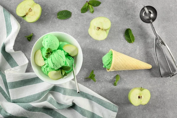 Composizione con gelato alla frutta — Foto Stock