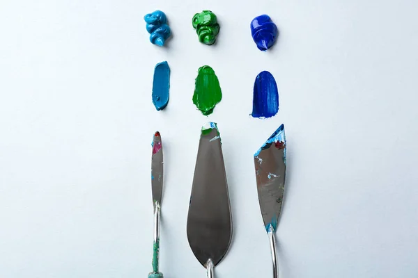 Pintura al óleo y cuchillo paleta sobre papel blanco — Foto de Stock