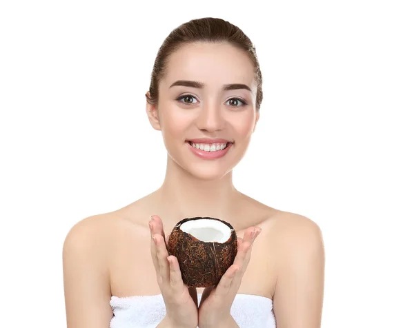 Jonge vrouw bedrijf kokosnoot — Stockfoto