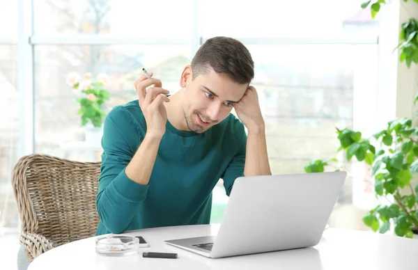 Joven fumando cigarrillo —  Fotos de Stock