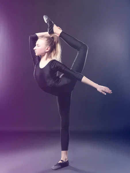 Jeune fille faisant de la gymnastique — Photo