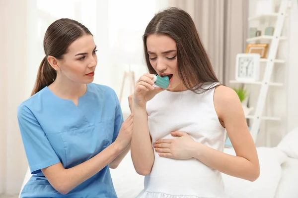 Pregnant woman using inhaler — Stock Photo, Image