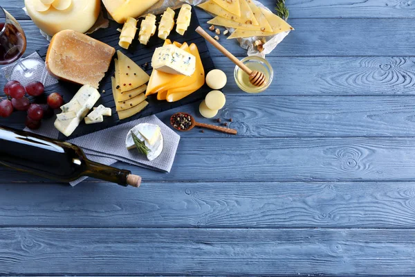 Composición con variedad de quesos — Foto de Stock