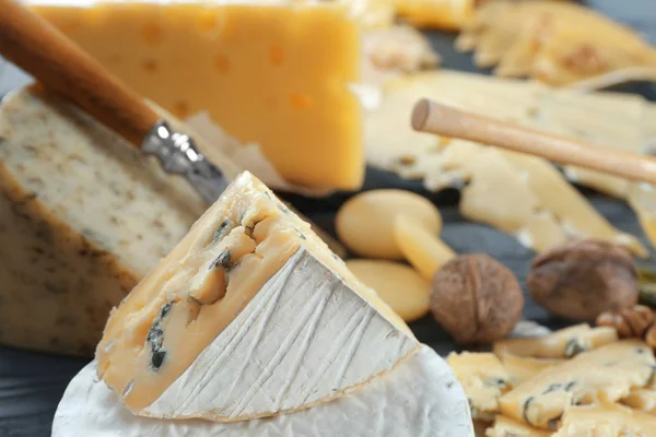 Hermosa composición con variedad de queso — Foto de Stock