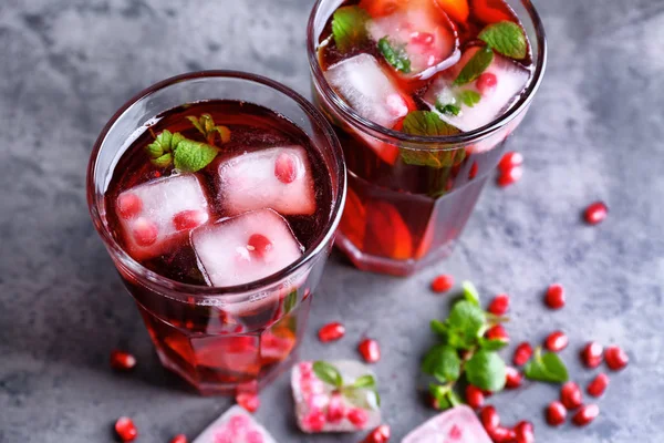 Dos vasos de cóctel de frutas frías — Foto de Stock