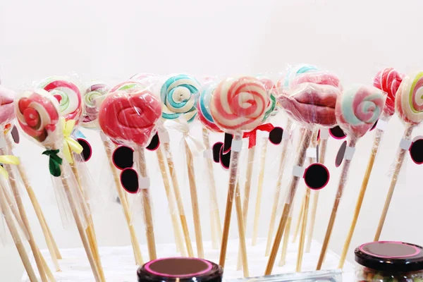 Dulces en el mostrador en la tienda de dulces — Foto de Stock