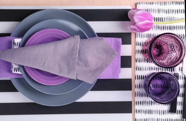 Table setting with tulip 