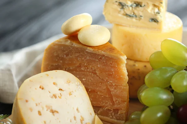 Different types of cheese and grapes — Stock Photo, Image