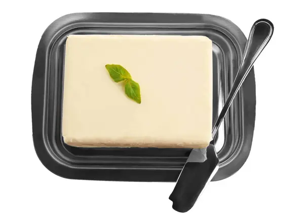 Блюдо с маслом на белом — стоковое фото